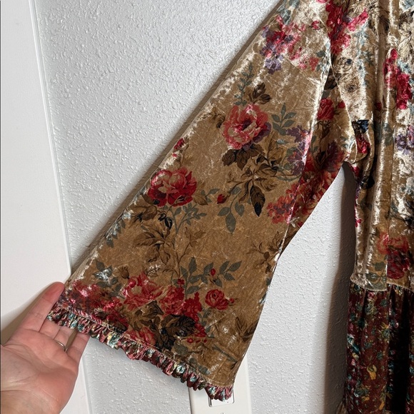 Easel Los Angeles Crushed Velvet Tiered Open Front Floral Kimono Small - Picture 3 of 6